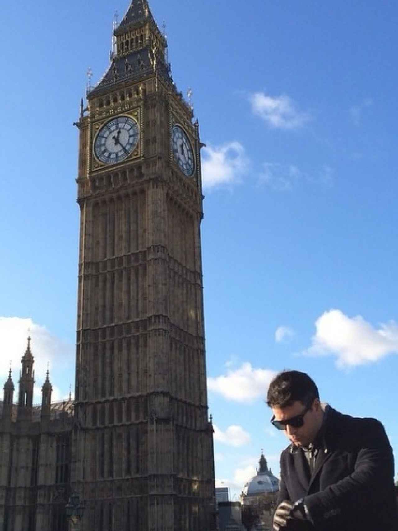 Álex Cruz poniendo su reloj en hora junto al Big Ben de Londres.