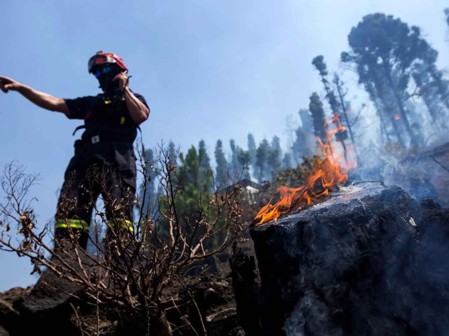 Un bombero trabaja contra el fuego en Fuencaliente