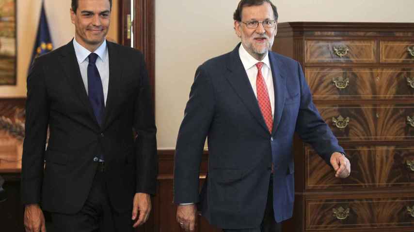 El presidente del Gobierno en funciones, Mariano Rajoy, y el secretario general del PSOE, Pedro Sánchez.