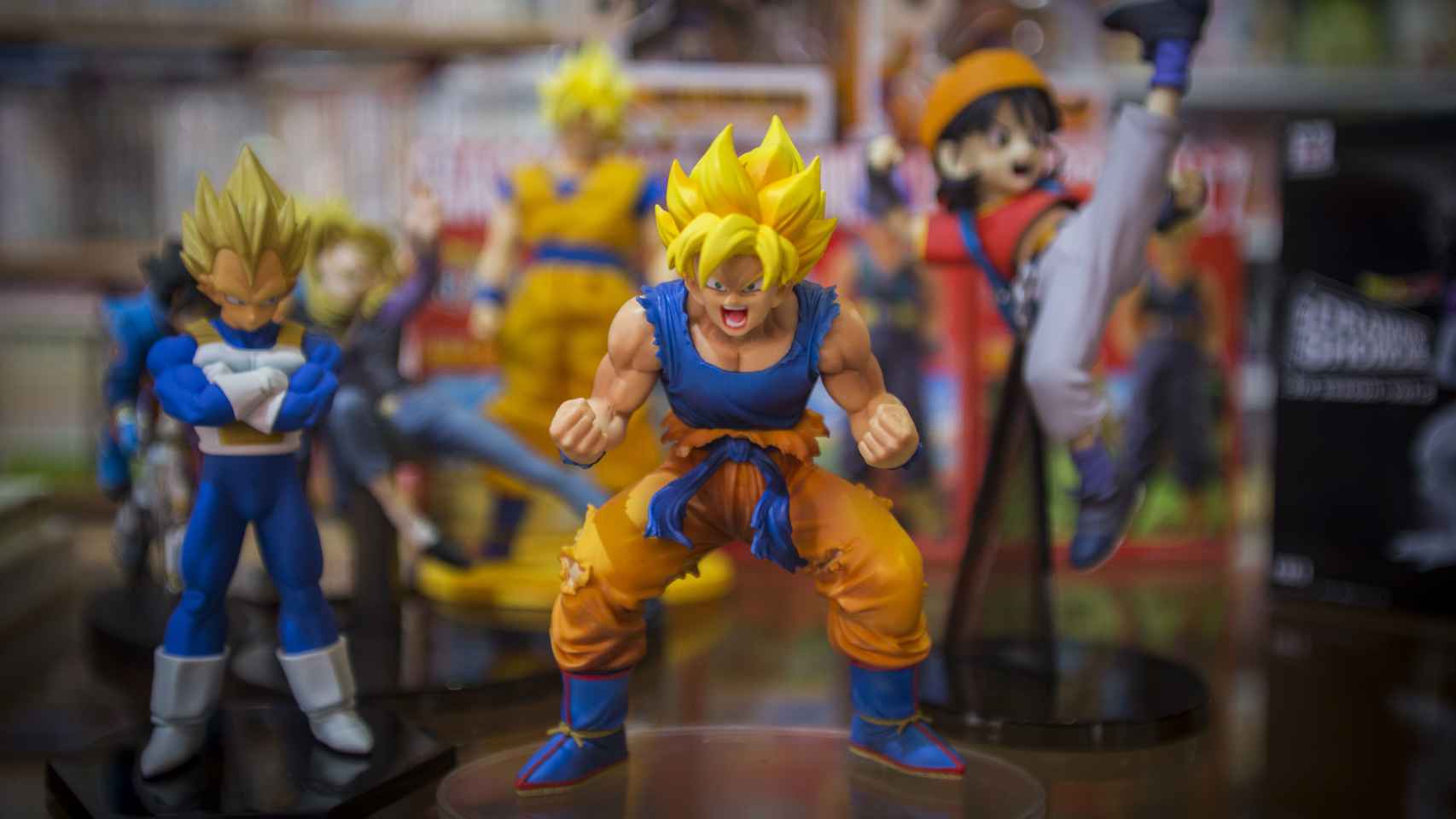Goku junto a otros muecos de la serie Dragon Ball.