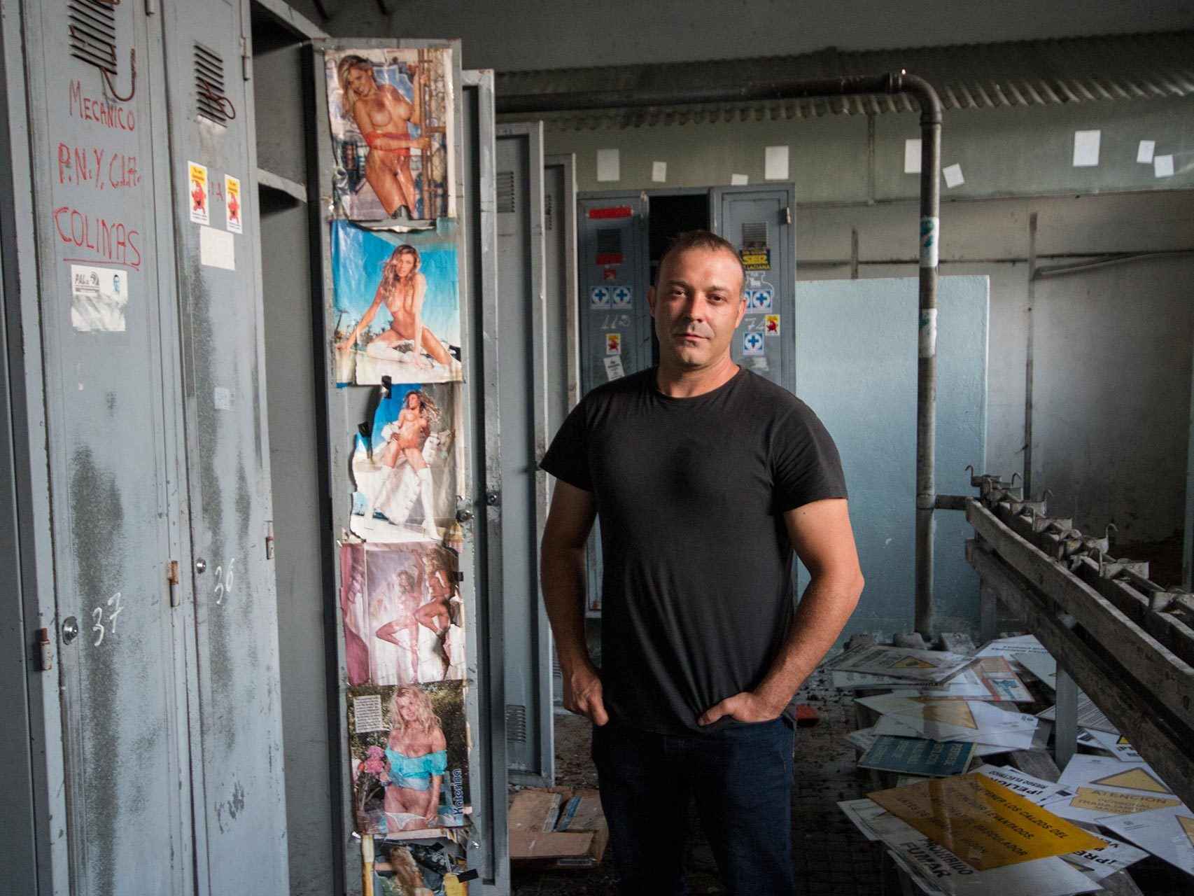 Omar García posa en uno de los antiguos vestuarios de la mina en la que trabajaba