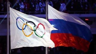 La bandera olímpica junto a la rusa en la ceremonia de apertura de los Juegos de Sochi 2014.