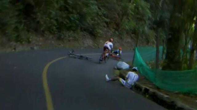 Vincenzo Nibali, tras caerse en la carrera en ruta.