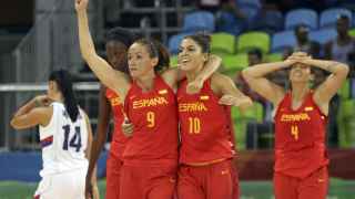 Las jugadoras españolas celebran su victoria contra Serbia.