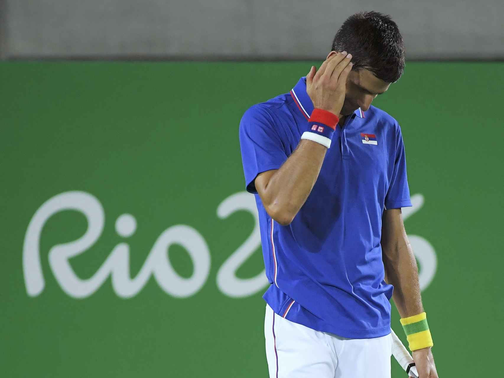 Djokovic, cabizbajo y pensativo durante el partido.