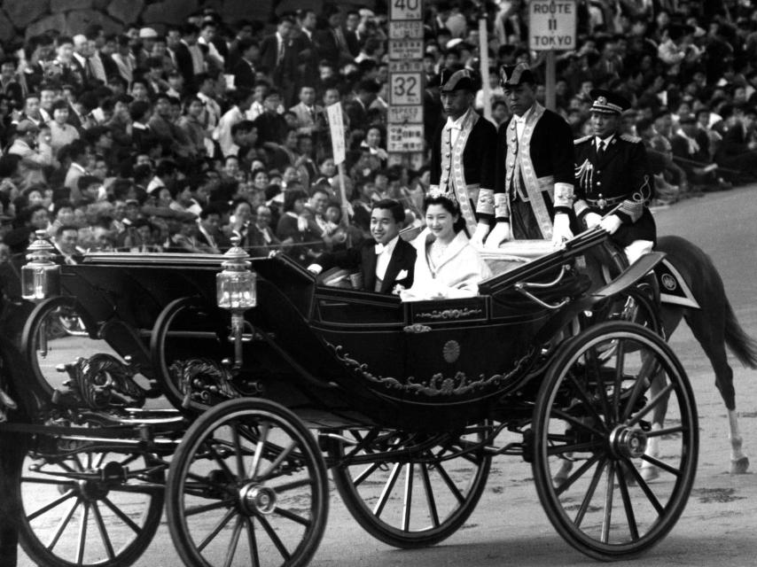 Paseo nupcial de los príncipes herederos Akihito y Michiko el 10 de abril de 1959.