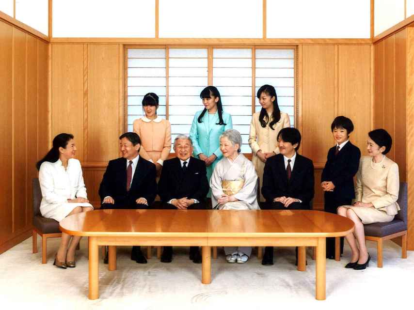 Las miradas de la familia imperial se centran en la princesa Masako mientras Akihito ríe en 2015.