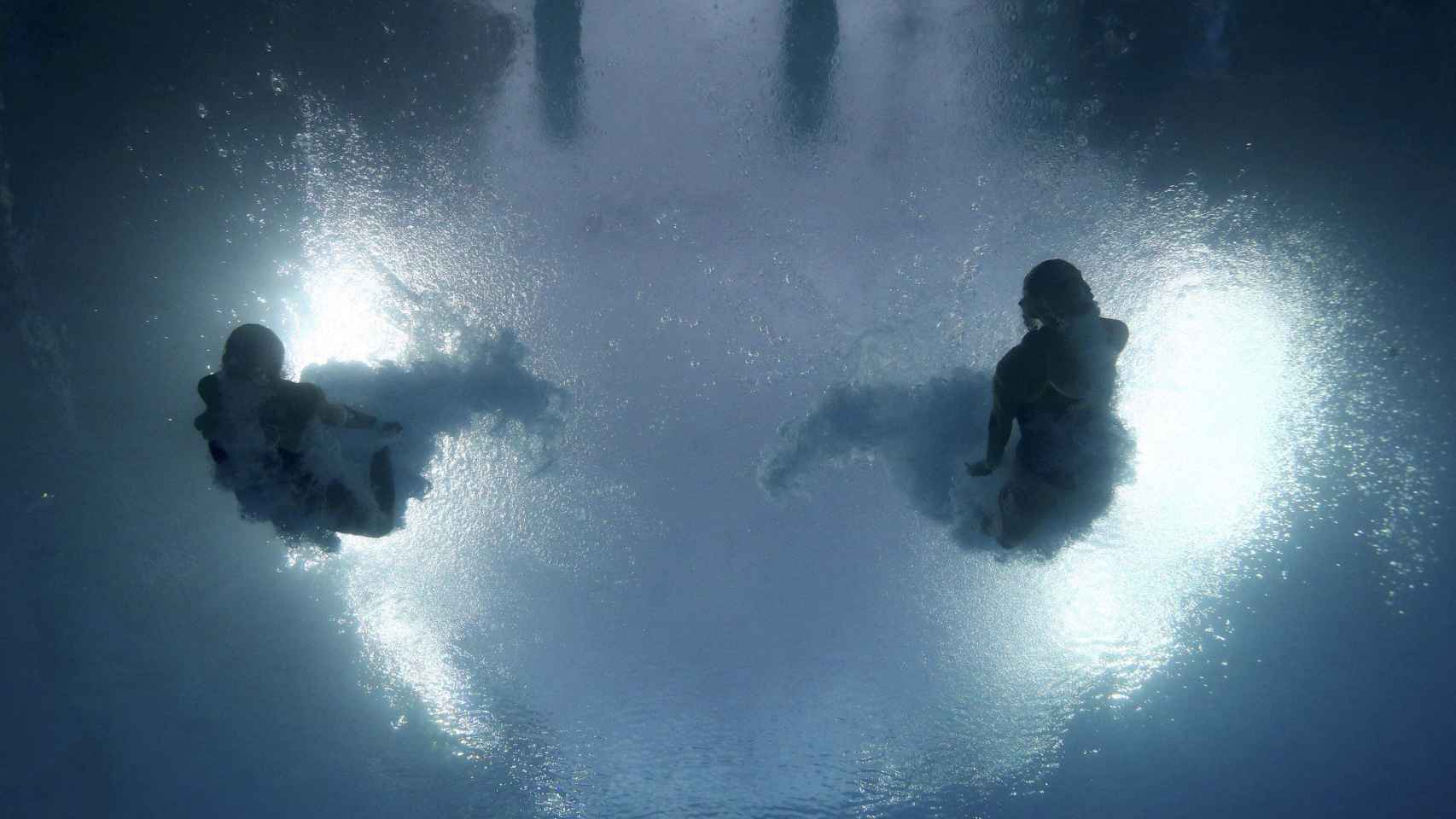 La pareja italiana de saltos de trampolín 3 metros al entrar al agua.