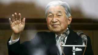 El emperador Akihito saludaba con una medio sonrisa a los ciudadanos en su pasado cumpleaños.