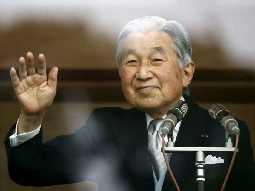 El emperador Akihito saludaba con una medio sonrisa a los ciudadanos en su pasado cumpleaños.
