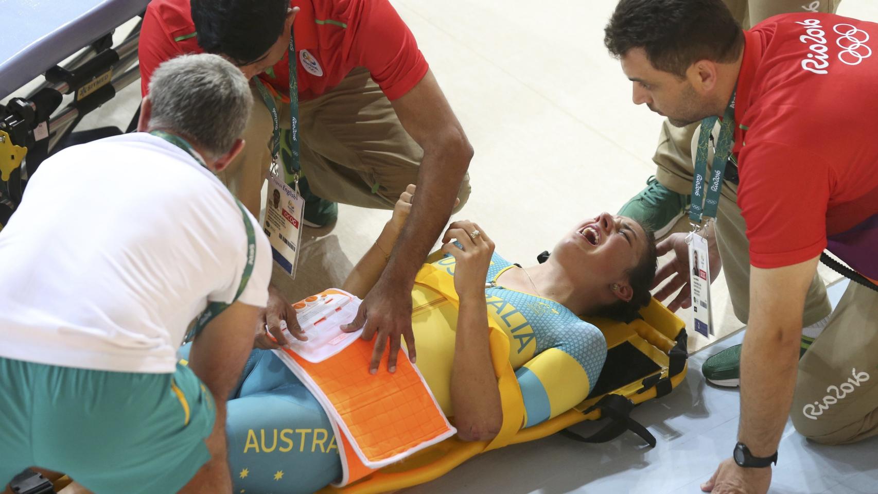La ciclista australiana recibió las primeras atenciones médicas en la propia pista del velódromo.