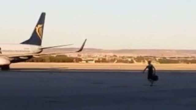 Fragmento del vídeo en el que se ve como el viajero corre hacia un avión