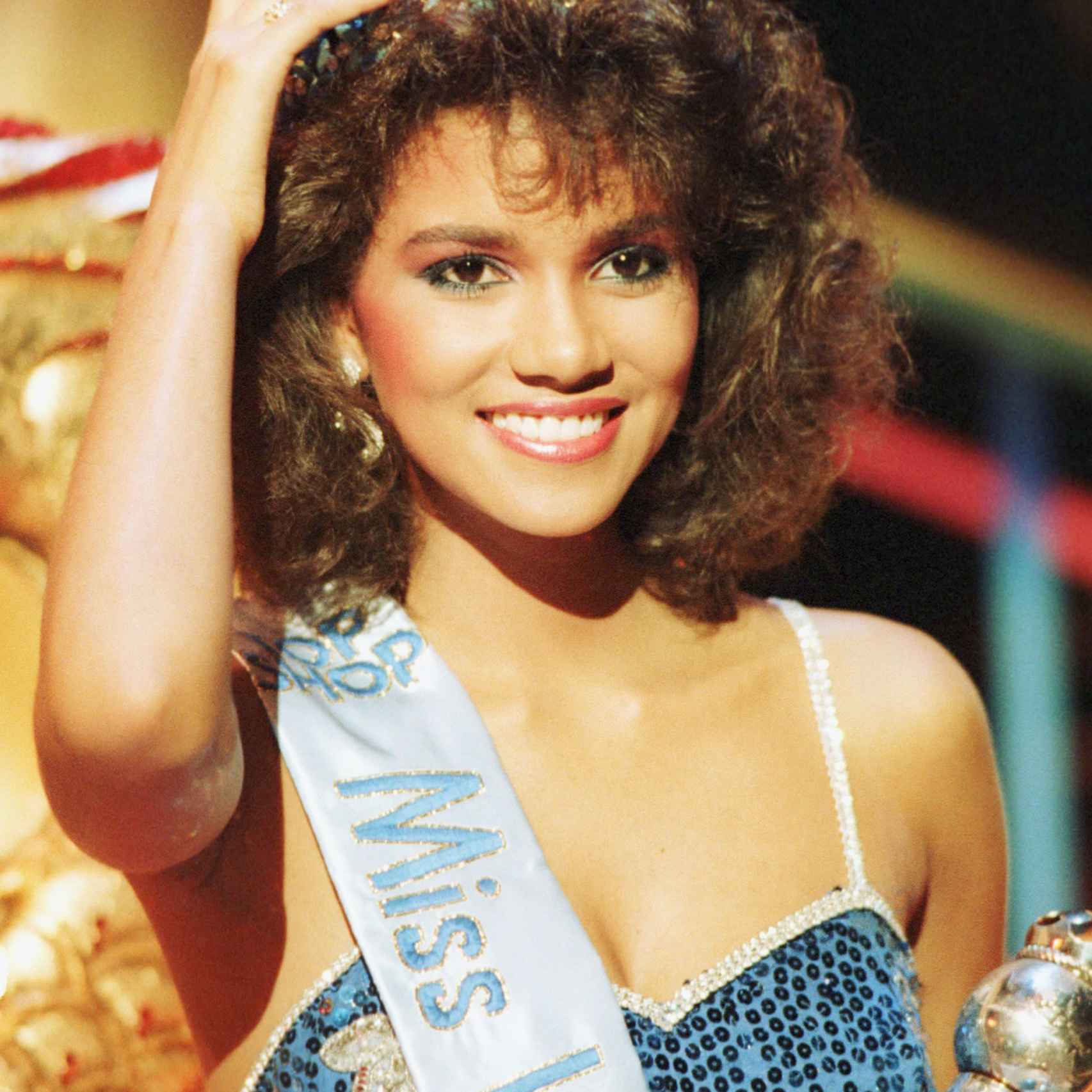 Halle Berry a los  20 años recogiendo la corona de Miss USA.