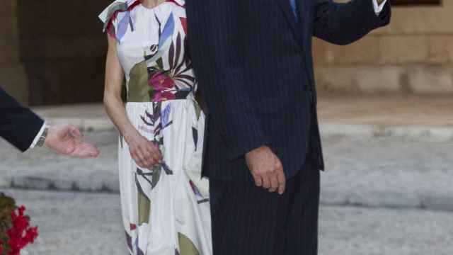 El rey Felipe y su esposa, durante la recepción en la Almudaina.