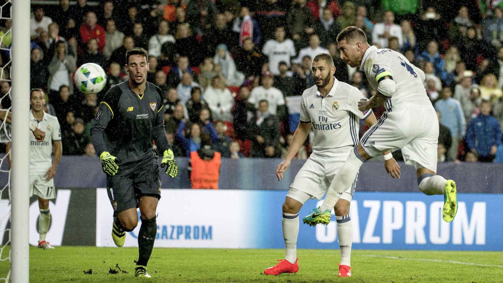 Sergio Ramos en el momento en el que marca su gol ante el Sevilla.