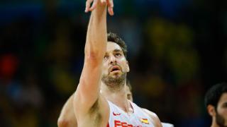 Pau Gasol tras lanzar un tiro libre ante Brasil.