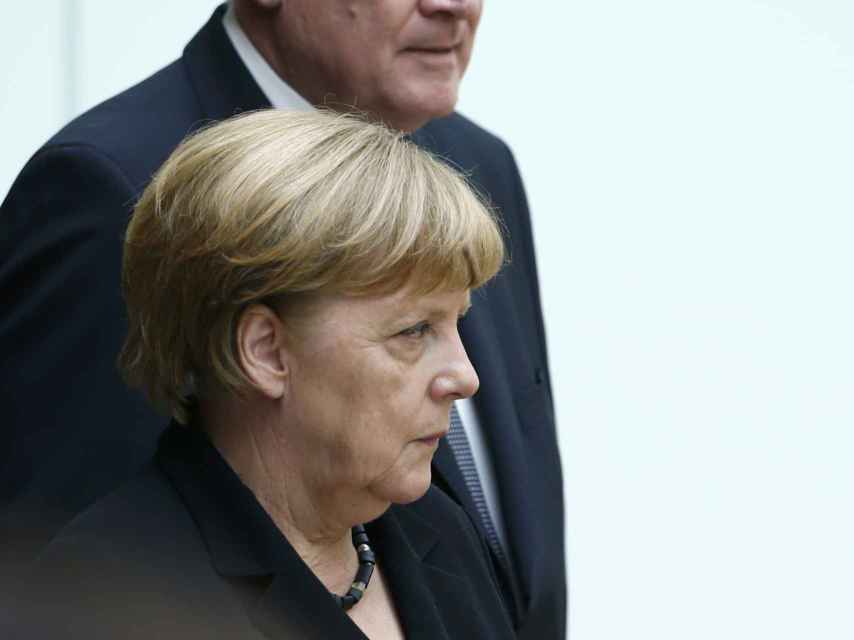 Angela Merkel con su socio bávaro Horst Seehofer, muy crítico con su gestión.
