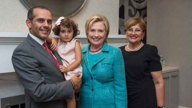 Juan Verde junto a su hija Allegra y su madre Loli posando con Hillary.