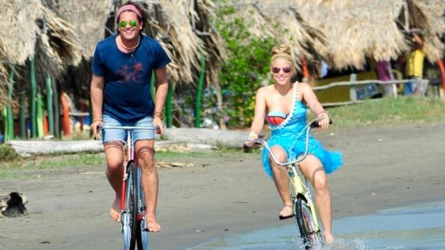 Shakira y Carlos Vives en la grabación del videoclip.