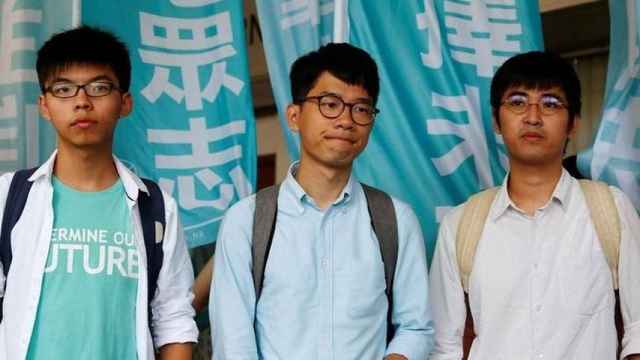 Joshua Wong, Natham Law y Alex Chow tras declarar ante el juez el pasado 21 de julio.