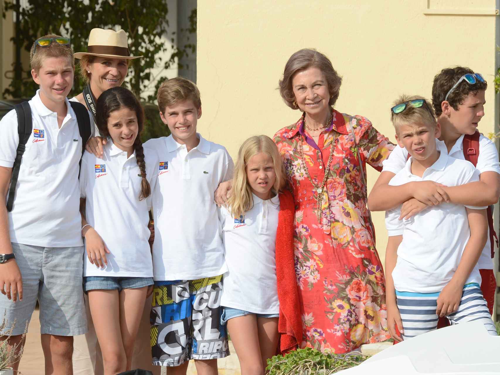 Los hijos de Cristina e Iñaki junto a sus primos Marichalar y la reina Sofía, en Palma.