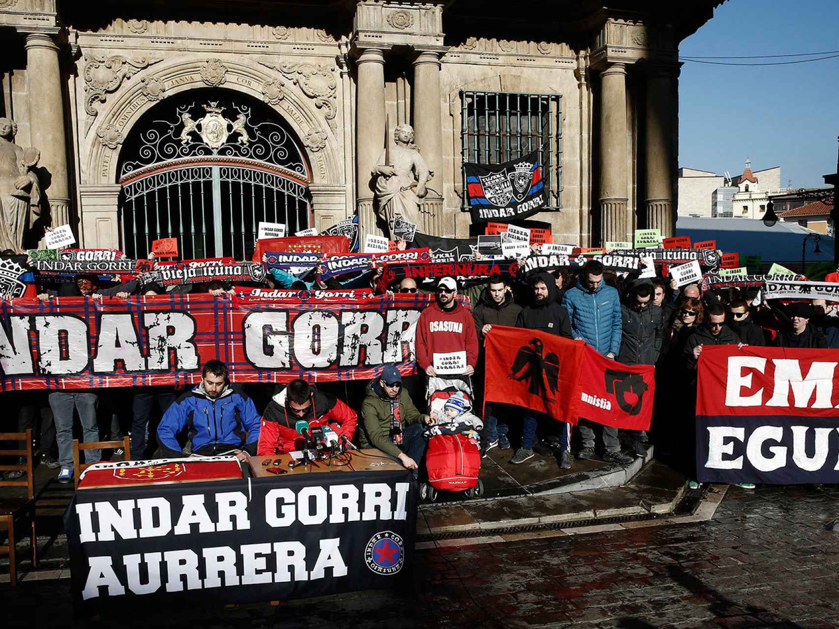 Indar Gorri protesta contra las detenciones de sus líderes.