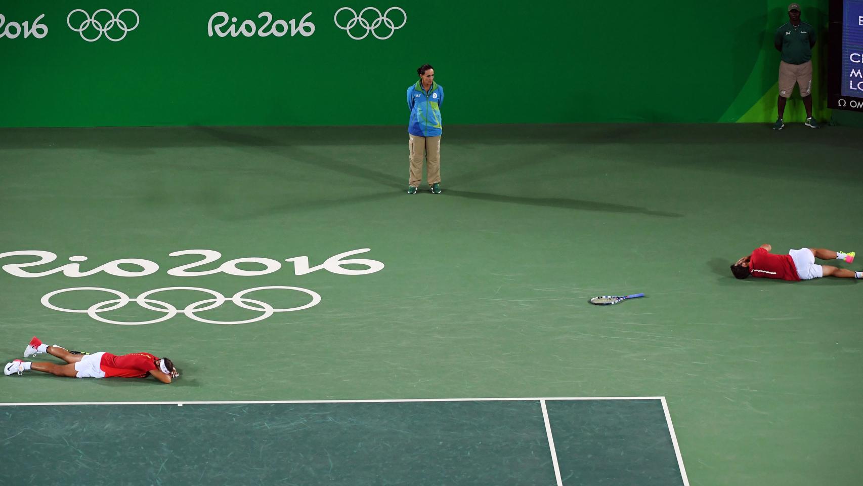 Nadal y López se tiran al suelo tras ganar el punto que les daba el oro.