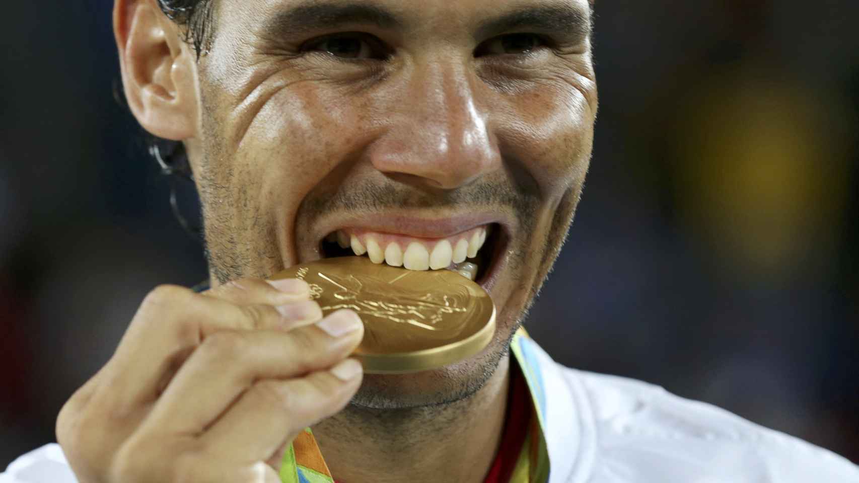 Rafa Nadal muerde la medalla de oro.