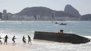 Los operarios intentan recolocar la plataforma de aguas abiertas en Río.