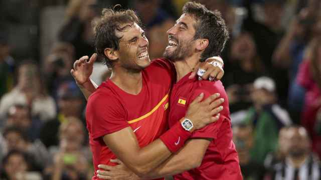 Nadal y López se abrazan como campeones olímpicos.