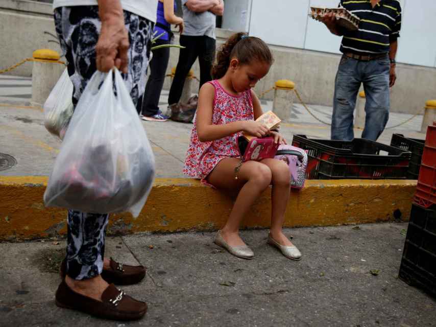 Una niña en las calles de Caracas.