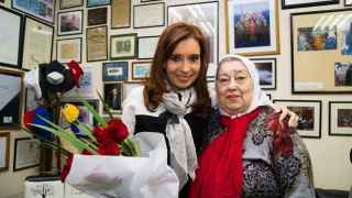La expresidenta de Argentina y la líder de las Madres de Mayo.