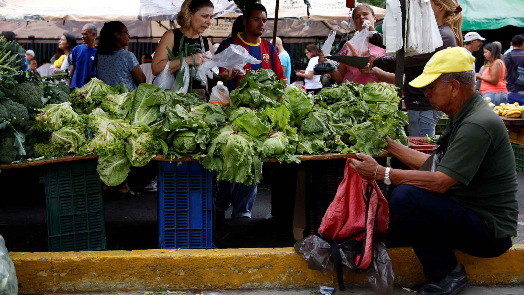Una imagen de un mercado callejero en Caracas.