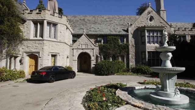 Hugh Hefner vende la mansión de Playboy por 100 millones de dólares