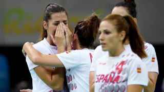 La selección española de balonmano femenino se lamenta tras su derrota contra Francia.