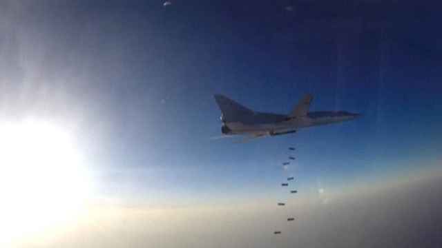 Un avión ruso lanza bombas sobre Siria.
