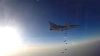 Un avión ruso lanza bombas sobre Siria.