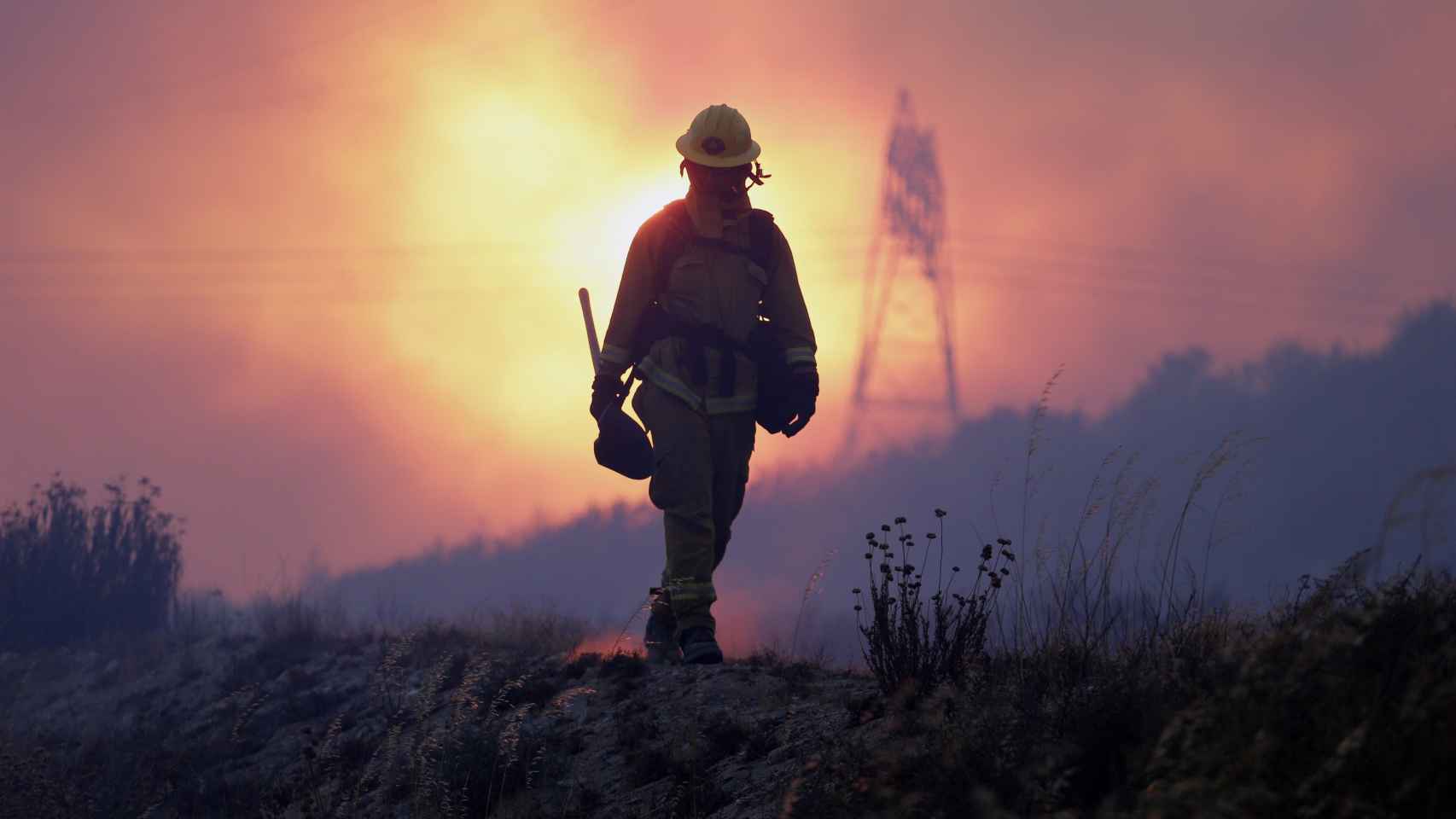 Según las informaciones unos 9,000 acres han sido consumidos por el fuego y se ha solicitado la evacuación obligatoria de la comunidad de Wrightwood. / EFE