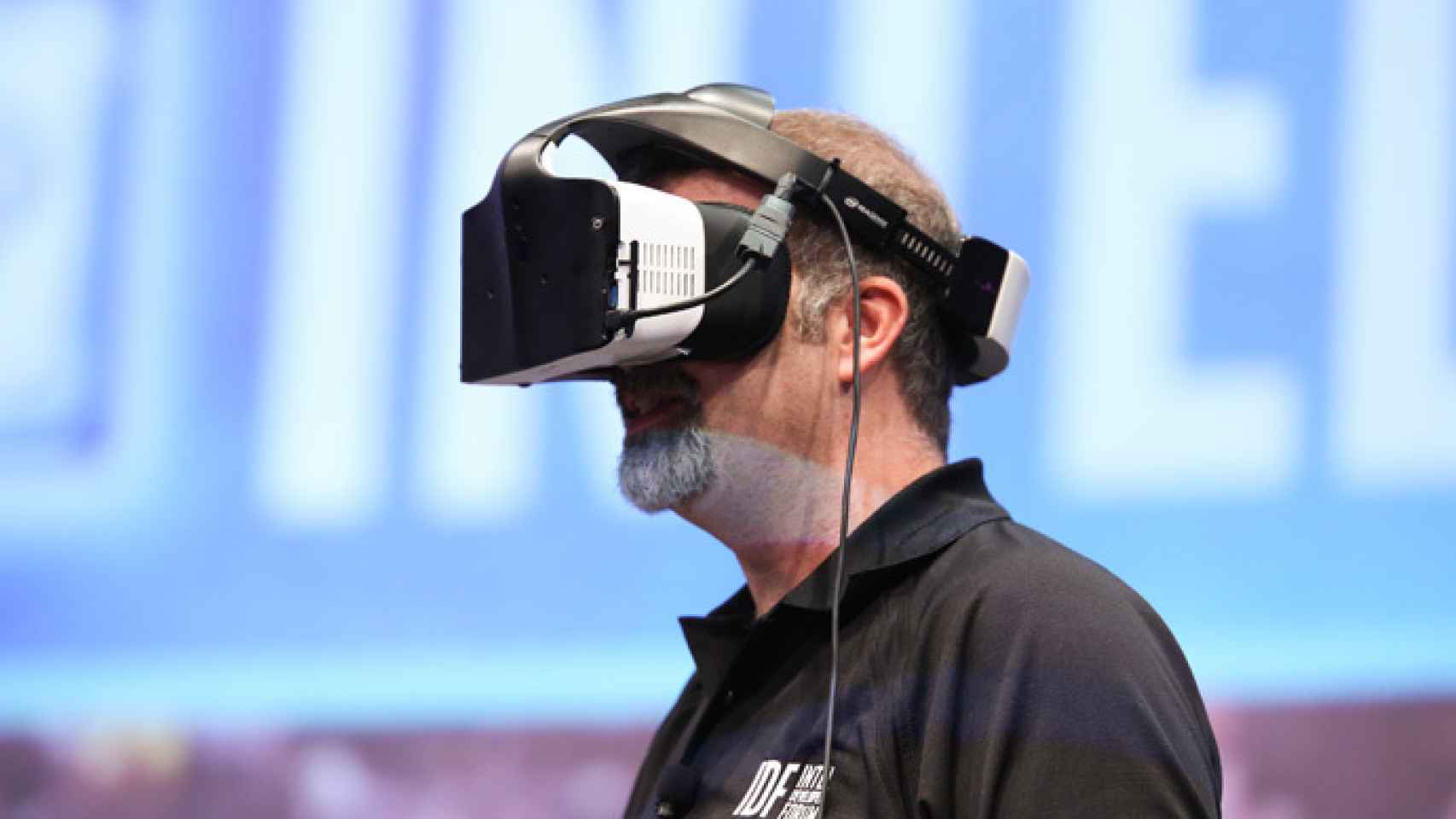 El CEO de Intel Brian Krzanich con las gafas del proyecto Alloy.