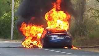 El fuego devora un Tesla en Francia. No hubo heridos.