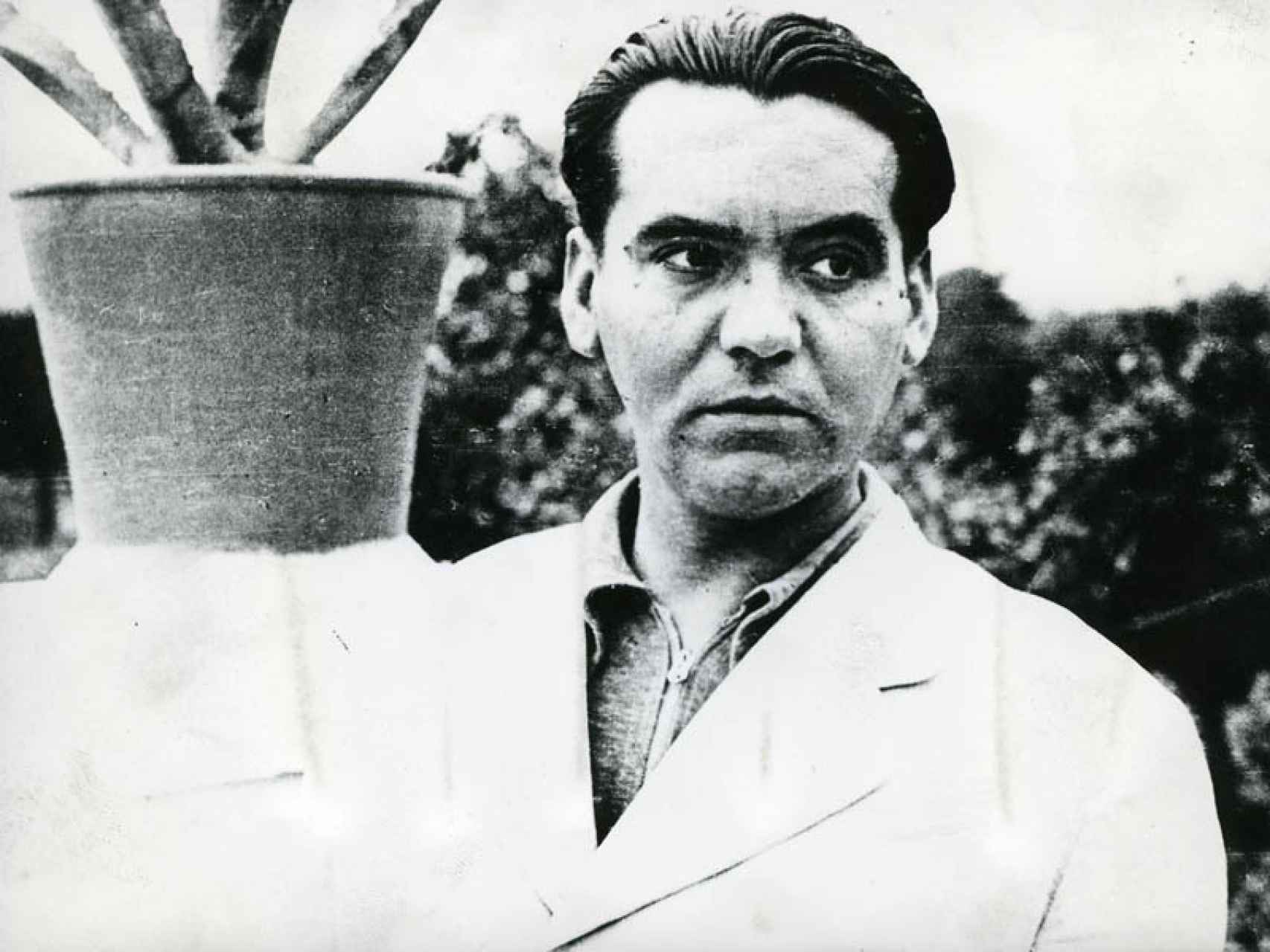 Lorca en la huerta de San Vicente, Granada, en 1935.