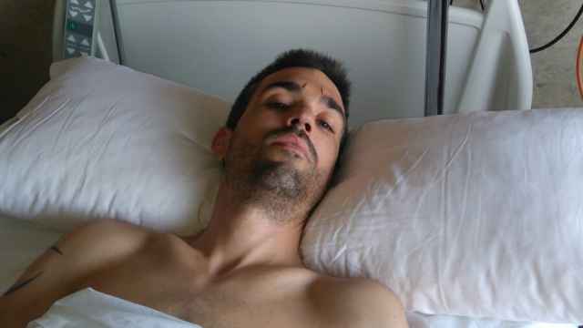 Miguel Ángel Lanzas en la cama del hospital donde se recupera.