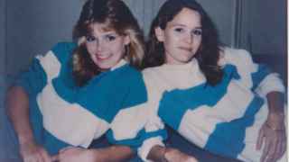 Lisa Harris y Jennifer, la compañera de piso que fue violada.