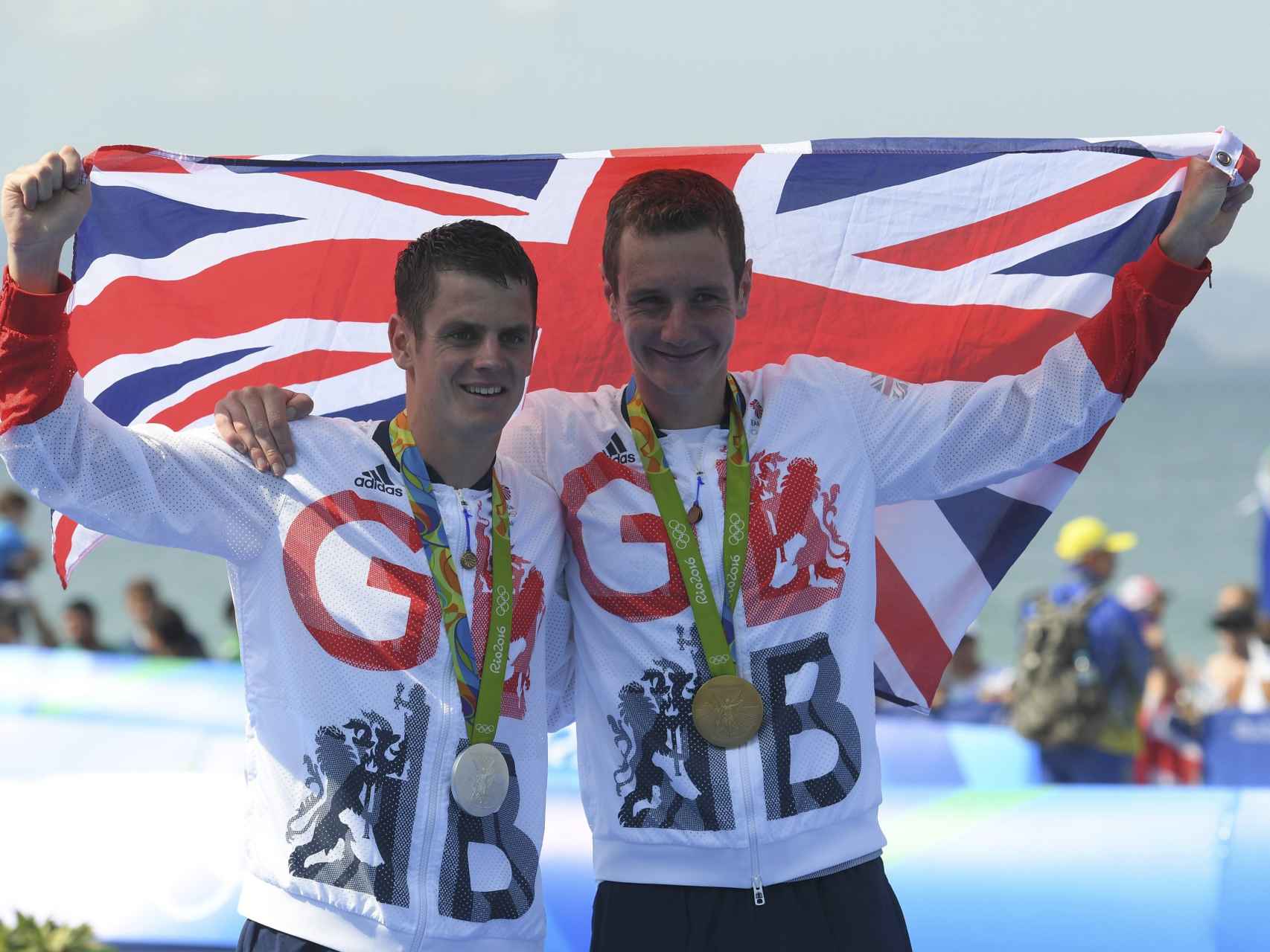 Los hermanos Brownlee celebran sus medallas con la bandera británica.