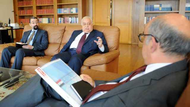 El embajador de Irak en Portugal, en una reunión con el Ministro de Defensa portugués.