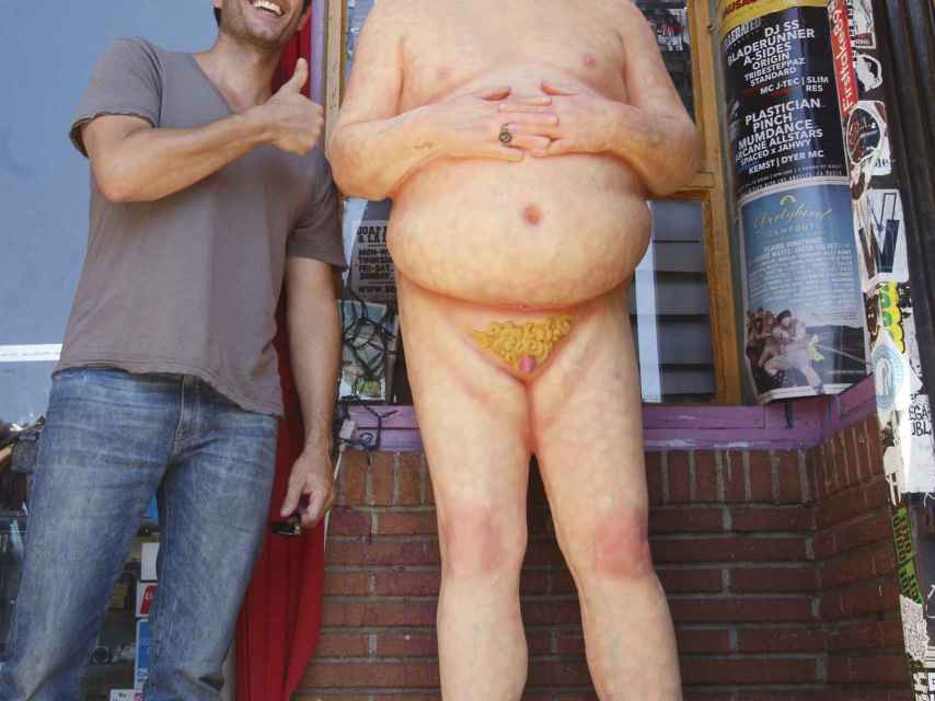 Una estatua desnuda del candidato republicano Donald Trump.