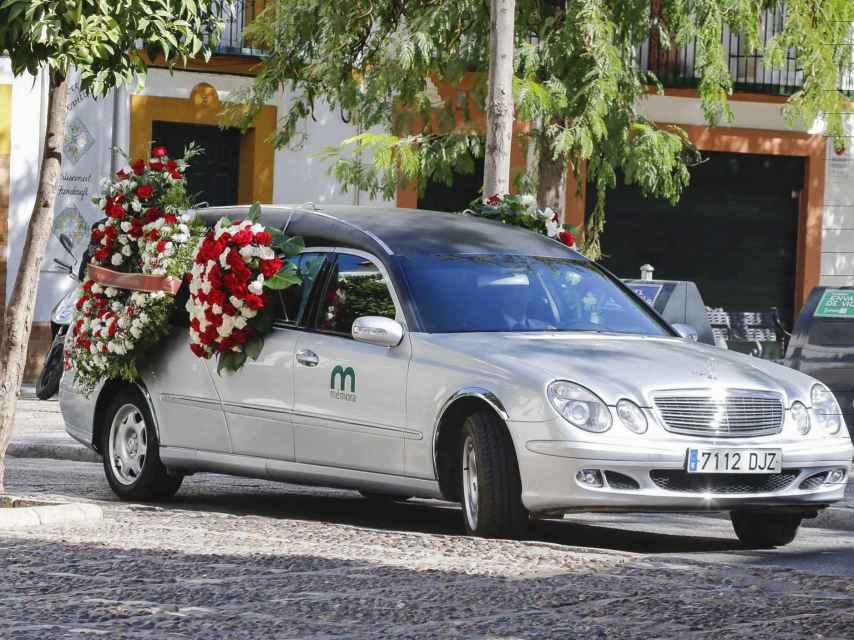 El coche fúnebre, este viernes en Sevilla.