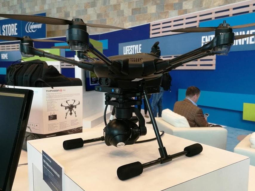 El Typhoon H con su cámara RealSense, compuesta de los dos sensores mediante los que capta la profundidad