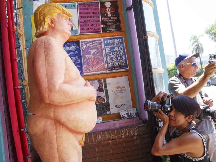 Una estatua desnuda del candidato republicano Donald Trump.