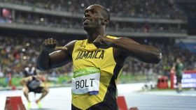 Usain Bolt se pone de rodillas para celebrar su medalla de oro en los Juegos Olímpicos de Río 2016